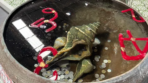 สาธุชนแห่ส่อง "เลขเด็ด" อ่างน้ำมนต์ฤาษีเณร คนตาดีเห็นน้ำตาเทียนลอยจับกลุ่ม