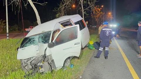 รถตู้เบี่ยงเลน ทำรถบรรทุก 18 ล้อ ชนท้ายพังยับ เจ็บ 4 ราย คาดคนขับหลับใน