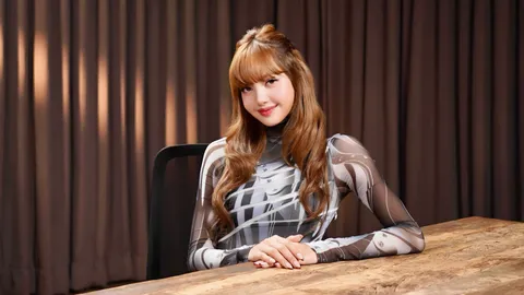 เปิดชีวิตหลังเวทีของ ลิซ่า เคยโดนซาแซงประชิดตัวถึงขั้นจะก้าวเท้าขึ้นรถด้วย