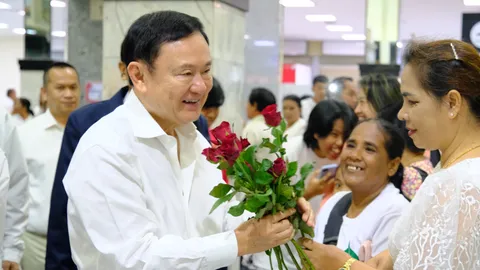 “ทักษิณ” ถึงแล้วนครศรีธรรมราช แฟนคลับมอบดอกกุหลาบต้อนรับถึงสนามบิน