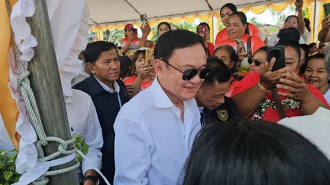 คอหวยแห่ส่อง "เลขเด็ด" ทะเบียนรถ "ทักษิณ" ล่องใต้ ไปเสี่ยงโชค 1/3/68