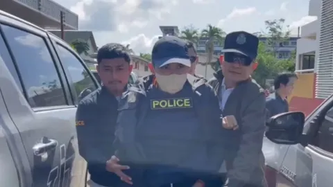 ฝากขังค้านประกันตัว หนุ่มบุกแทงแม่ค้าบนเกาะพีพีดับ อ้างสติหลุด คุมตัวเองไม่ได้