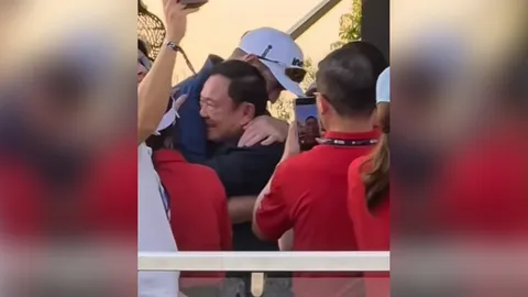 "ตำนานพรีเมียร์ลีก" ปรี่หา "ทักษิณ" สวมกอดด้วยความคิดถึง (คลิป)