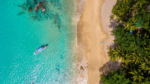 ปักหมุดหาดสวรรค์ รวมกิจกรรมสุดมันส์ที่บานาน่าบีช เกาะเฮ หาดอันดับ 2 ของโลก ปี 2025