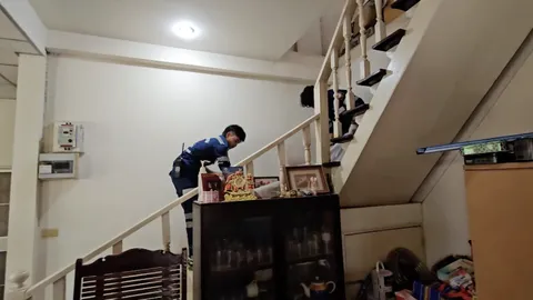 หลานตัดสินใจงัดบ้านยาย หลังติดต่อไม่ได้ ช็อกพบนอนเสียชีวิตอยู่ตรงบันได