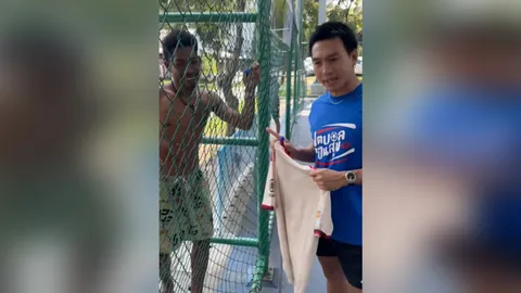 “โอลัคซอน” โผล่ขอลายเซ็น "ลีซอ" ยันเตรียมกลับมาเอาดีด้านฟุตบอลอีกครั้ง (คลิป)