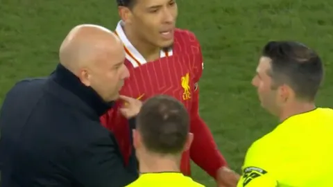 เดือดจัด "เอฟเอ" เผยบทสนทนา "สล็อต-โอลิเวอร์" ก่อนโดนใบแดง 