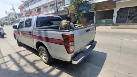 ตำรวจ สภ.อุดรธานี ตามรวบแล้ว ชายหญิงป่วยจิตเวช นั่งเสพยาบ้าข้างรั้วโรงเรียน