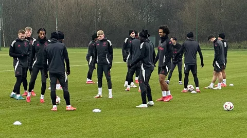 ถ้าเขาไม่เห็นคุณค่า ก็กลับมาบ้านเรา อดีตทีมเก่าหวังดึง แข้งดัง "แมนยูฯ" คืนถิ่น แม้อีก 4 ทีมเล็ง