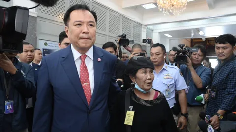 หญิงสูงวัยร้องเพลงปรับทุกข์ให้ “อนุทิน” ฟัง หลังถูกหักเงิน 4 แสนไม่ทราบสาเหตุ