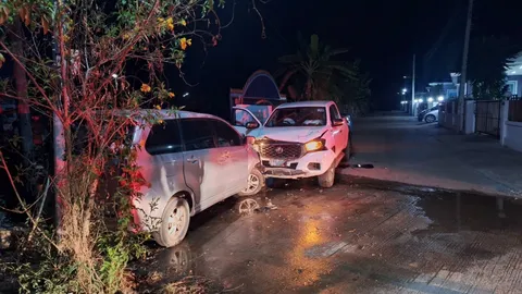 หนุ่มเมา ตามง้ออดีตเมียไม่สำเร็จ ขับปิกอัพชนรถ "อาสา ตร." อัดเสาไฟฟ้า ดับสลด