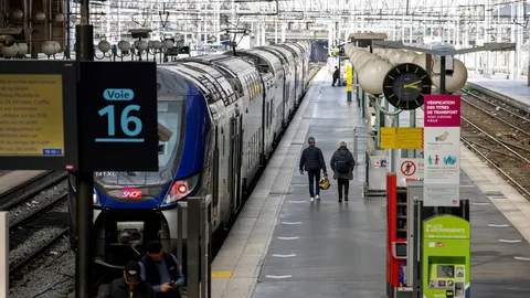 รถไฟชะงัก พบระเบิดสงครามโลกครั้งที่ 2 กลางทางรถไฟปารีส