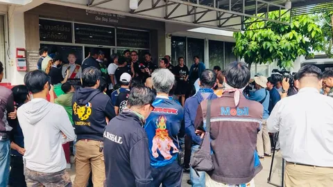 บุกโรงพักบางศรีเมือง จี้คดีหนุ่มมาสด้าแดง เจ้าตัวรับปาก จะเลิกพฤติกรรมขับขี่อันตราย