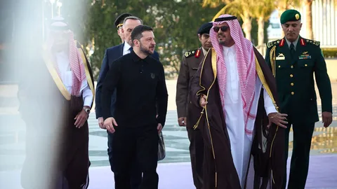 เซเลนสกีถึงซาอุฯ แต่ไม่ร่วมคุยสันติภาพกับ จนท.ยูเครน-สหรัฐฯ ในวันอังคาร