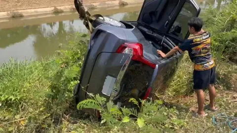 เก๋งเสียหลักตกคลอง เจ้าหน้าที่ สธ. รอด ส่วนเมีย-ลูกวัย 6 เดือนจมดับ