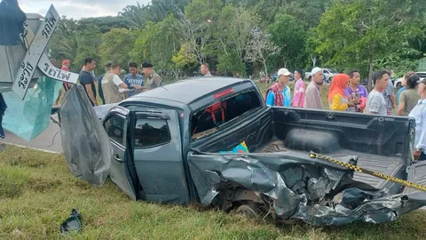 กระบะขนคนงาน ขับตัดหน้า "รถไฟ" ก่อนพุ่งชนสนั่น ทำคนเจ็บ 6 ราย เสียชีวิต 4 ศพ