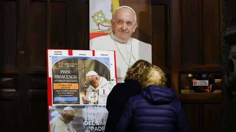 โป๊ปฟรานซิสฉลองครบ 12 ปีเป็นสันตะปาปาที่ ร.พ. อาการยังทรงตัว