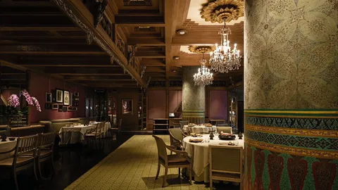 จิบชาดูจิตรกรรมไทยที่ดุสิตธานี