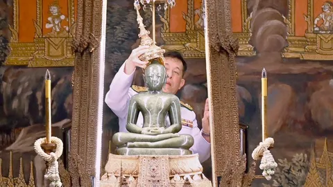 "ในหลวง-พระราชินี" เสด็จฯ ทรงเปลี่ยนเครื่องทรงฤดูหนาว เป็นเครื่องทรงฤดูร้อน