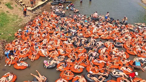 สุดคึกคัก นักท่องเที่ยวยังแห่ร่วมกิจกรรม "ล่องห่วงยางเมืองปาย" จำนวนมาก