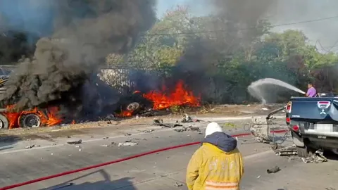 ชนยกครัว 3 ศพ รถพ่วง 18 ล้อ หักหลบรถเก๋ง บินข้ามเกาะอัดกระบะ