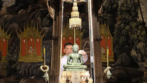 "ในหลวง" เสด็จเปลี่ยนเครื่องทรง "พระแก้วมรกต" จากฤดูหนาวเป็นฤดูร้อน