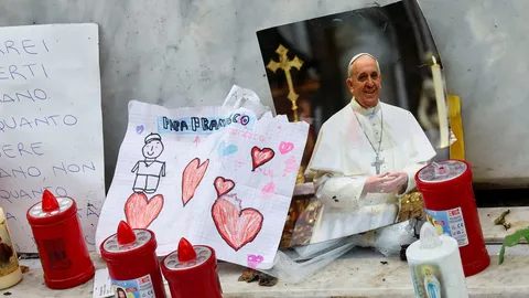 โป๊ปฟรานซิสอาการทรงตัว การรักษาคืบหน้า-ลดใช้เครื่องช่วยหายใจ