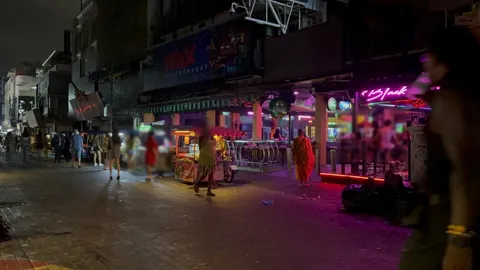 ชาวบ้านร้องตรวจสอบ พระบิณฑบาต กลางวอล์กกิ้งสตรีท พัทยา ลั่น “เป็นเงินได้ไหมโยม”