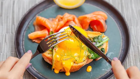 นอนดึกทำร้ายสุขภาพ กู้ร่างพังด้วย 7 อาหารบำรุงสมอง