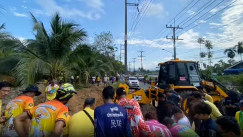 ดินสไลด์ ฝังร่างคนงานวางท่อประปา ดับสลด 2 ศพ สาหัส 1 ราย