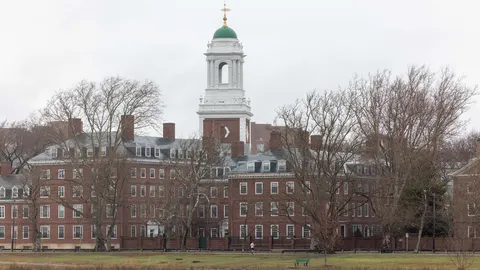 ฮาร์วาร์ดเล็งให้นักศึกษาครอบครัวรายได้ต่ำกว่า 2 แสนดอลลาร์ เรียนฟรี