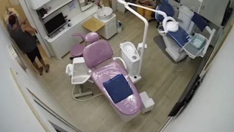 จี้ ตร. ตามตัว "ชาวเยอรมัน" คลั่ง ทำร้าย-กัดปากหมอฟัน อาละวาดคลินิกทั่วโคราช