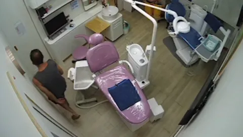 ออกหมายจับ ฝรั่งคลั่งทำร้ายกัดปากหมอฟัน จับหัวโขกผนัง ผิด 3 ข้อหา