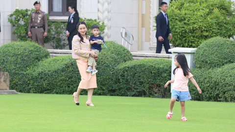 “นายกฯ อิ๊งค์” พา “น้องธิธาร-น้องธาษิณ” วิ่งเล่นหน้าตึกไทย ก่อนประชุมพรรค พท.