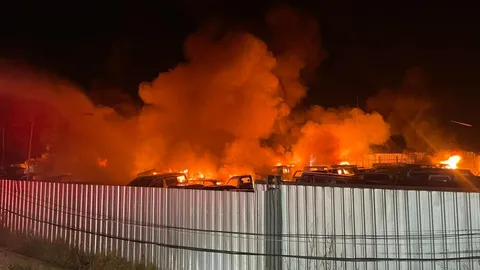 เปิดนาที "ไฟไหม้" ลานจอดรถของกลาง ด่านศุลกากรแม่สอด คาดมีรถเสียหายกว่า 200 คัน