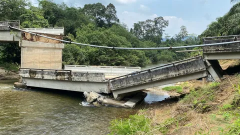 สะพานข้ามคลองไอร์บือแต ทรุดตัวกะทันหัน ทำชาวบ้านที่ขับรถผ่าน ดับ 1 เจ็บ 3 (คลิป)