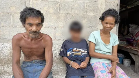 เด็กชายวัย 11 ปี ใจสู้ ขายผลไม้หารายได้ เลี้ยงดูพ่อแม่พิการ ตา 2 ข้างบอดสนิท