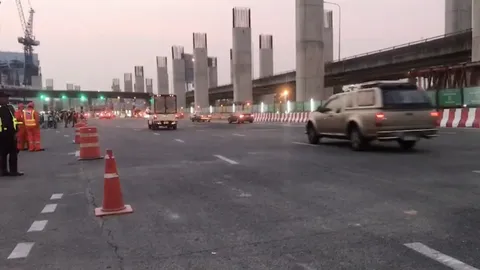 เปิดแล้ว "ด่านดาวคะนอง" ฝั่งขาเข้า จนท. เคลียร์การจราจร-อำนวยความสะดวก