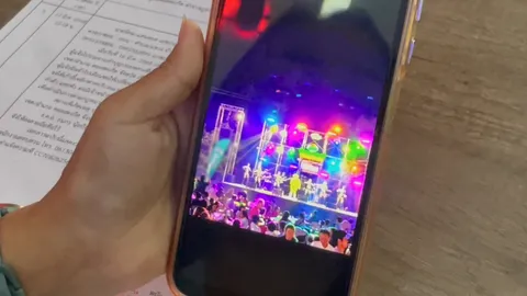 แค่เตือนคนสูบบุหรี่กลางงานคอนเสิร์ต หนุ่มไม่ทันตั้งตัวโดนเก้าอี้ฟาดเจ็บ