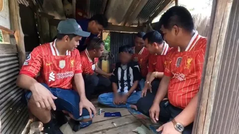 คนแห่โฟกัสเสื้อ จนท. ฝ่ายปกครองเมืองกระบี่ ล่อซื้อยาบ้า จากพ่อค้าขายลูกชิ้น