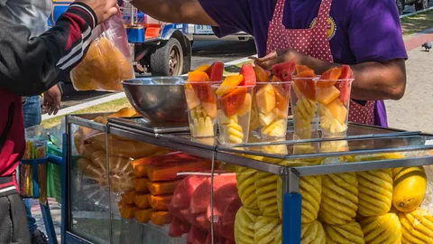 ปราบต่างด้าวทำงานผิดประเภท จนท.เทศกิจจับส่งตำรวจ เจ้าของกิจการโดนหางเลขด้วย