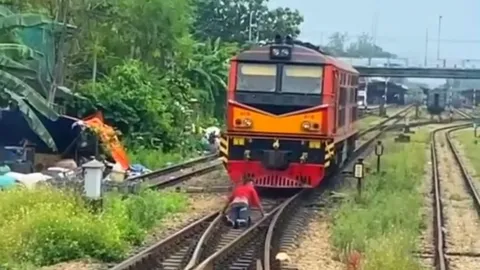 อย่าหาทำ เจ้าหน้าที่เล่านาทีเกิดเหตุ หนุ่มนอนขวางบนราง ไม่สนรถไฟที่กำลังวิ่งมา