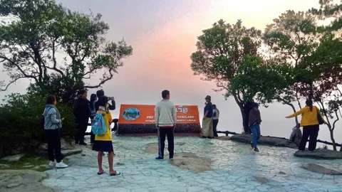 นักท่องเที่ยวแห่รับลมหนาว "ยอดภูเรือ" จ.เลย อากาศหนาวเย็น ลดเหลือ 8 องศา