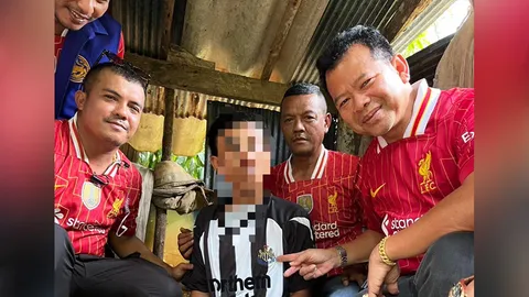 สื่อนอกตีข่าว เจ้าหน้าที่ใส่ชุด "ลิเวอร์พูล" บุกจับพ่อค้ายาใส่เสื้อ "นิวคาสเซิล"