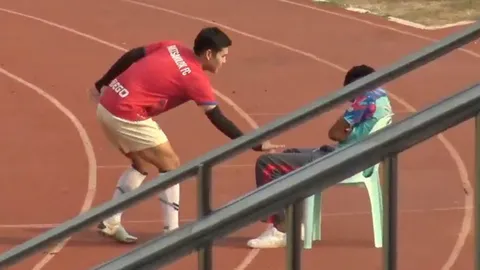 อะไรกันเนี่ย "เด็กเก็บบอล" หลับคาสนาม ก่อน "นักฟุตบอล" ต้องมาปลุก (คลิป)