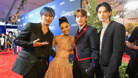 โคโนะ จุนกิ วง JO1  เหมือนฝัน! กระทบไหล่ เรเชล เซเกลอร์ รอบพรีเมียร์ Snow White 