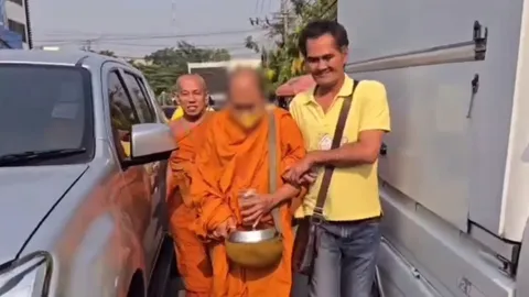 ไม่รอด "พระปลอม" บวชเองสึกเอง ถูกสำนักพุทธบุกจับขณะออกบิณฑบาต