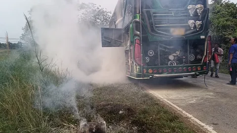 ระทึก รถบัสทัศนศึกษาไฟไหม้ โชคดีอพยพเด็กได้ทัน รอดชีวิตทุกคน