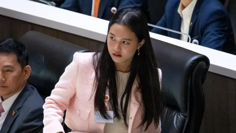 "ไอซ์ รักชนก" เดือด ประธานสภาฯ ถูกปิดไมค์ห้ามพูด