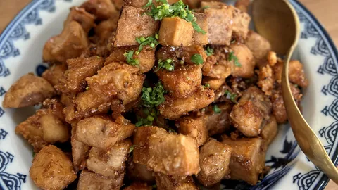 หมูทอดกับเผือกโบราณ by Jacky Cafe